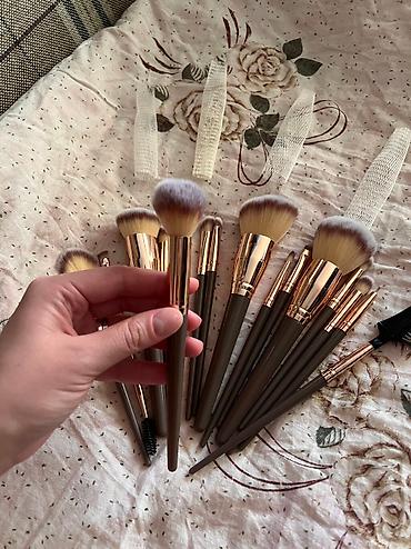 Косметика: Продается набор кистей для макияжа.Если покупаете 2 набора цена 1500 — 22