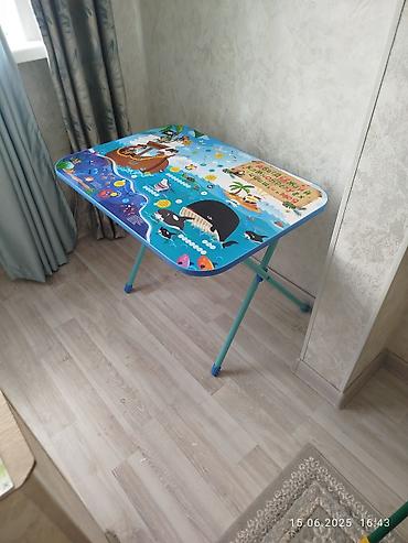 Продаю столы детские, синий стол не складывается, без стула, зелёный