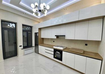 стеклянный фартук для кухни: Ağ rəngli, müasir dizaynlı mətbəx mebeli dəsti. Dolablar quraşdırılıb