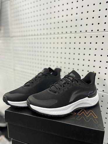 air force 1 black: Кроссовки спортивные Варианты: - Модель с перфорацией и характерной — 3