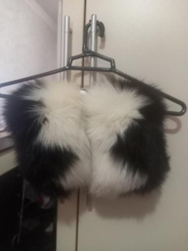 ağ palto: Qara-ağ rəngli süni kürk şal/etol - Model: qısa, çiyinlərə örtülən — 1