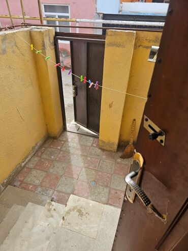 2 otaqlı mənzil: Xirdalan texnikomun vusal marketin yaninda 2 otaqli heyet evi kiraye
