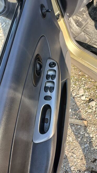 Другие автомобили: Компактный 5‑дверный хэтчбек. Кузов и салон: - Золотистый цвет — 3