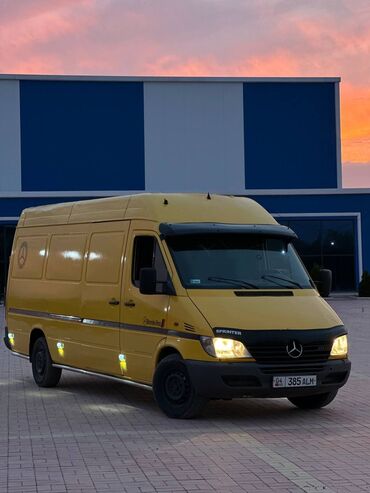 купить кожаные сиденья для авто бу: Желтый фургон Mercedes-Benz Sprinter, предназначенный для перевозки