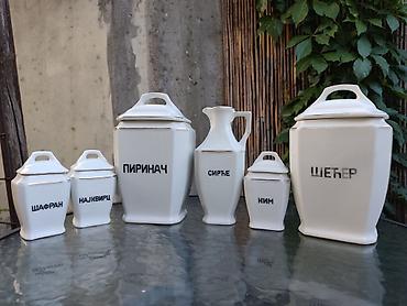 bacac diska statua: Set starinskih porcelanskih kuhinjskih tegli sa poklopcima + vrč - — 1