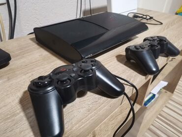 PS3 (Sony PlayStation 3): Sony 3 super slim u odličnom stanju 500 gb  najskuplja i najnovija