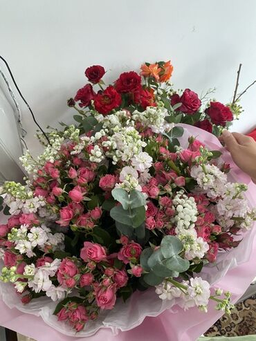 Цветы и букеты: Букет из разнообразных цветов, включая красные, розовые и белые розы