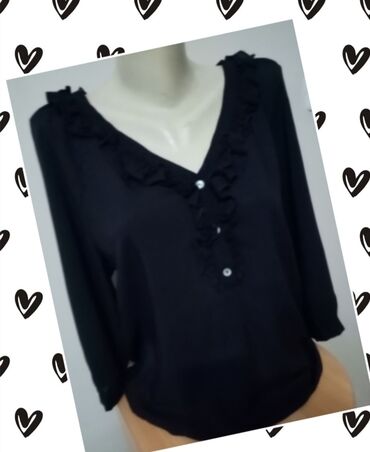 bluza desigual: Crna bluza sa karnerima. Prijatna je za nosenje. Intenzivno crna. L