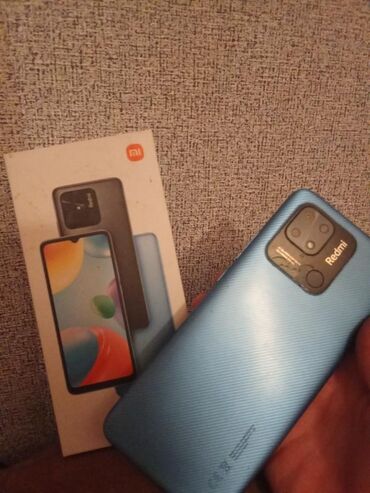 Redmi: Xiaomi Redmi smartfonu mavi rəngdə təqdim olunur. Cihazın arxa