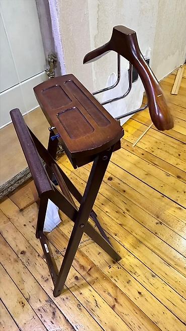 qoz: Klassik üslubda kiçik dairəvi köməkçi stol və qatlanan paltar asqısı — 8