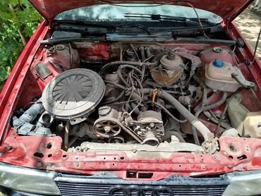 запчасти ауди 80: Красный седан Audi 80/90 с двигателем внутреннего сгорания. Автомобиль
