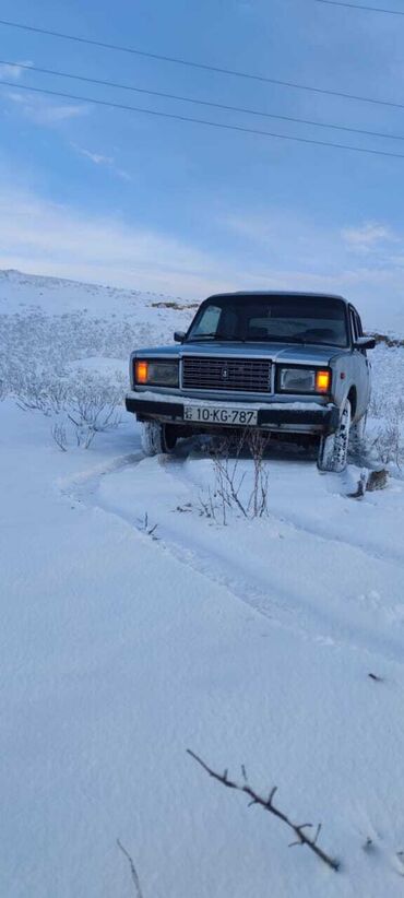 VAZ (LADA): VAZ 2107 model avtomobil satılır. Avtomobil yaxşı vəziyyətdədir