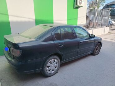 нисан ад: Автомобиль Nissan, окрашенный в темный цвет. Кузов типа универсал