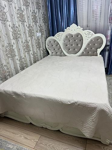 двухспальный диван: Двуспальная кровать в классическом стиле с эффектным декоративным — 2