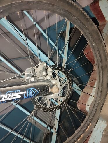 колесо на велосипед: Велосипед в хорошем состоянии пробито колесо дисковый тормоз и не