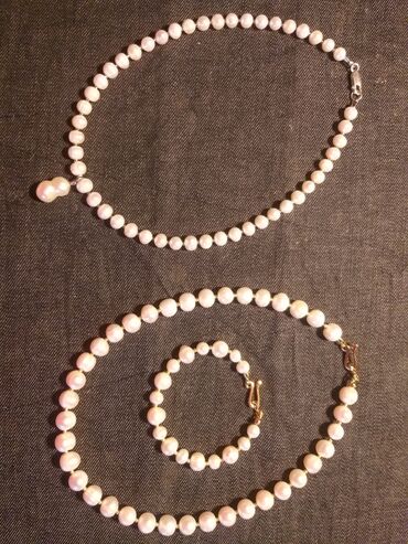 жемчуга: Продаю из жемчуга: 1)ожерелье+кулон= 5500с.,
2)ожерелье+браслет=6500с