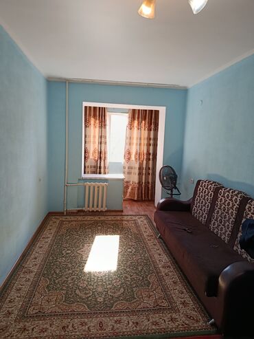 срочно продаётся 1 комнатная квартира в районе ошского рынка по улице молодая гвардия токтогула: 1 комната, Собственник, Без подселения, С мебелью частично