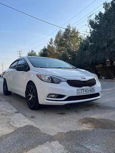 ford transit oluxanasi: Kia Cerato (ağ rəng, sedan) - Xarici görünüş: ağ kuzov, qara — 5