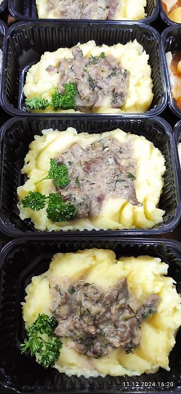 Готовые блюда, кулинария: Готовые обедоы, упакованные в индивидуальные контейнеры. В наличии — 9