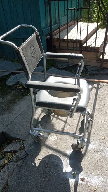 инвалидные кресла: Коляска, биотуалет. В хорошем состоянии