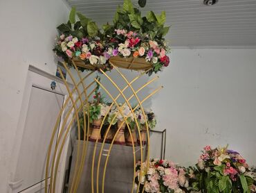 Pastel dəstləri: Fərqli rənglərdə süni güllərdən ibarət bu zərif kompozisiya hər hansı