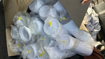 оптом одноразовые посуды: Описание:Белые пластиковые стаканы для напитков, идеально подходящие