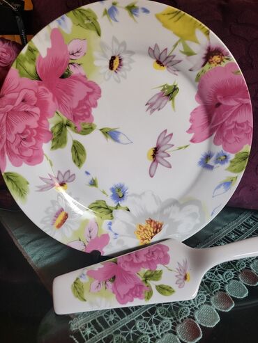 Kuhinjski setovi: Porcelanski nov set za tortu. Tanjir precnik. 27cm. Lopatica