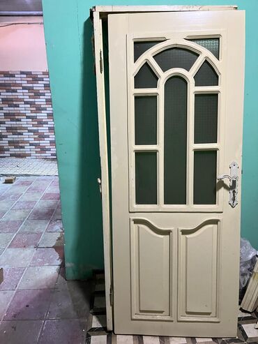 otax qapları: Ağ rəngdə, şüşəli daxili otaq qapısı. Qapının yuxarı hissəsində
