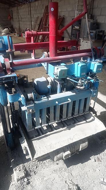 Производство пескоблоков: Продается пескоблочные две станки. Иметься 4 видов матрец, 300шт — 5