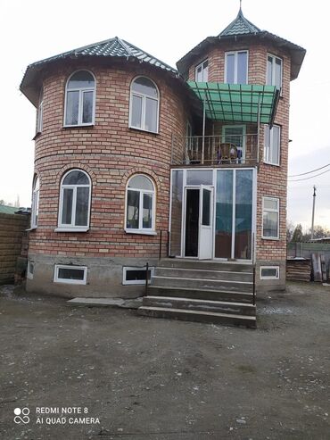 дом на панораме: Продаётся просторный кирпичный дом с башенными эркерами и мансардной