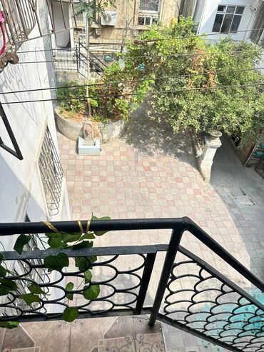 Otaqların uzunmüddətli kirayəsi: 📍 Ünvan: İçərişəhər metrosunun qarşısı, Filarmoniya bağı ilə üzbəüz — 12