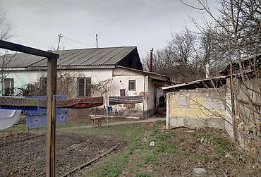 Продажа полдома: 📍ул. Фучика 🔘4-комнаты 🔘51,8м² Продается полдома. Участок ровный — 21