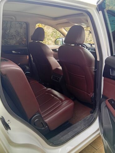 Digər Avtomobillər: VGV ağ rəngli şəhər krossoveri Xüsusiyyətlər: - Geniş xrom radiator — 7