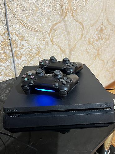 ps plus: Salam Ps4 Slim 1Tb satılır,2 pult və bütün kabellərdə qiymətə — 3
