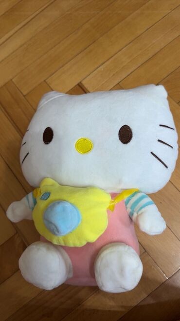 Kimya: Hello Kitty yumşaq oyuncağı ağ rəngdədir və çəhrayı kombinezon