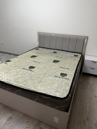 матрасы противопролежневые: Кровать серого цвета с мягким изголовьем, состоящим из вертикальных