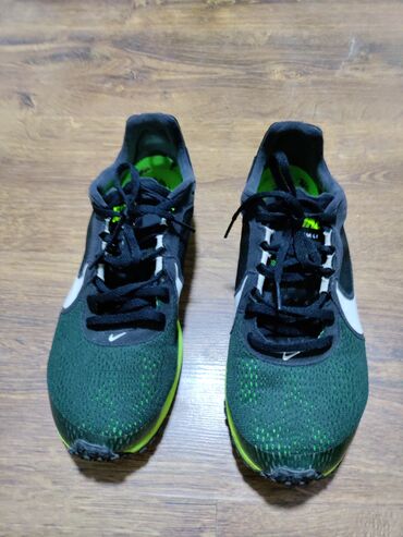 Krasofkalar və idman ayaqqabıları: Nike firmasının qara və yaşıl rəngli idman ayaqqabıları. Ağ rəngli