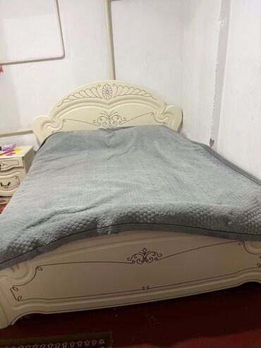 топчан деревянные: Классическая двуспальная кровать с резным изголовьем и изножьем -