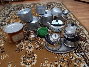 пластиковые подносы: Продаю алюминевые кастрюли, весы(новые), чайники, ковши, поднос