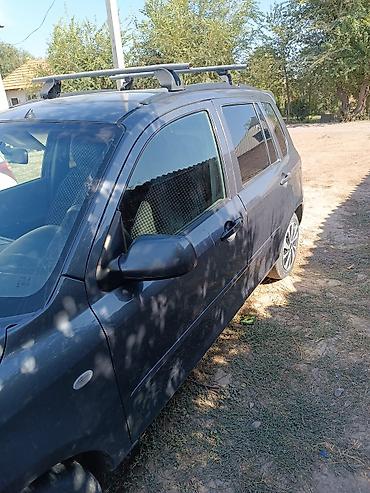 урус машина: Mazda Verisa: 2003 г., 1.3 л, Кол менен иштөөчү, Бензин, Хетчбек — 3
