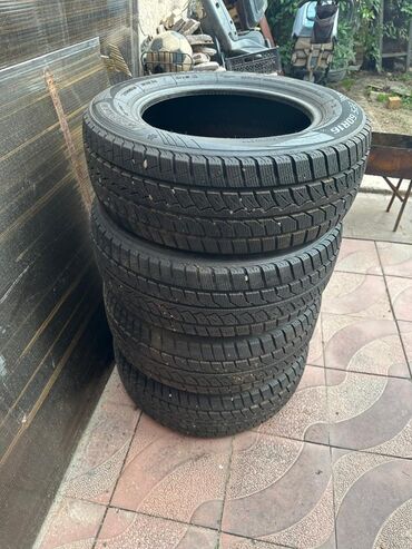 Шины: Комплект из четырех зимних шин Studless размером 225/60R16. Резина с