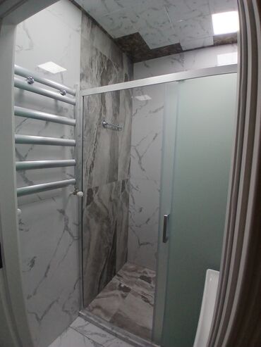 Duş kabinaları, arakəsmələr: Mərmər dizaynlı sanitar qovşaqların tam təmiri və yığılması xidməti — 1