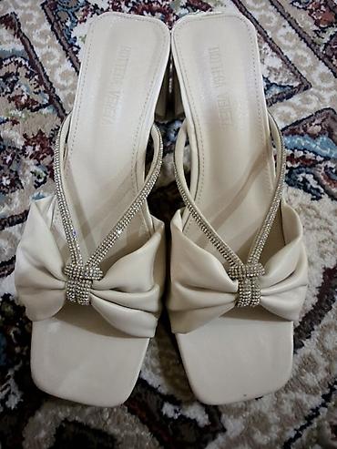 bot 38: Bottega Veneta stili ilə zərif qadın sandaleti - Rəng: krem/bej - — 1