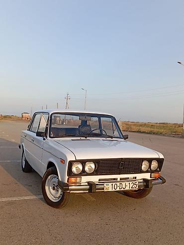 VAZ 2106, ağ rəng, sedan kuzov. Klassik dizayna malik, xrom detallar