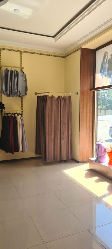 Digər üst geyimləri: Mağaza vitrinindən kişi və qadın geyimləri kolleksiyası - Kişi — 7