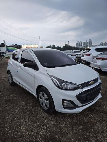 купить аварийный мотоцикл: Белый хэтчбек Chevrolet Spark в современном дизайне. Автомобиль