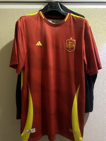 Çadırlar: Adidas brendinə məxsus qırmızı rəngdə futbol forması. Qısaqol dizaynı