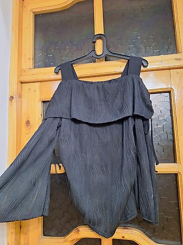 cins: Qadın bluzası – qara rəng, fakturalı parçadan. - Model: çiyindən açıq — 2