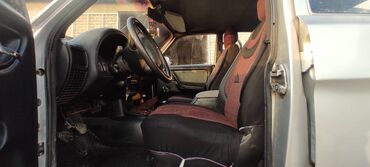 QAZ: QAZ 3110: 2.5 l | 2003 il 271000 km Sedan — 4