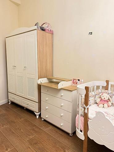 Uşaq otağı üçün mebel dəsti Tərkibi: - Beşik: ağ və ağac tonlarının